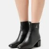 Patrizia Pepe Classic Ankle Boots - Nero -Patrizia Pepe Shop 01a70edde40241b3bea138f8c3f63cc7