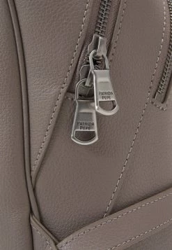 Patrizia Pepe FLY BACKPACK - Rucksack - Dark Tatami 5 Patrizia Pepe FLY BACKPACK - Rucksack - Dark Tatami -Patrizia Pepe Shop 1c5520ff5fbb4d65a677c80b91eb82c2