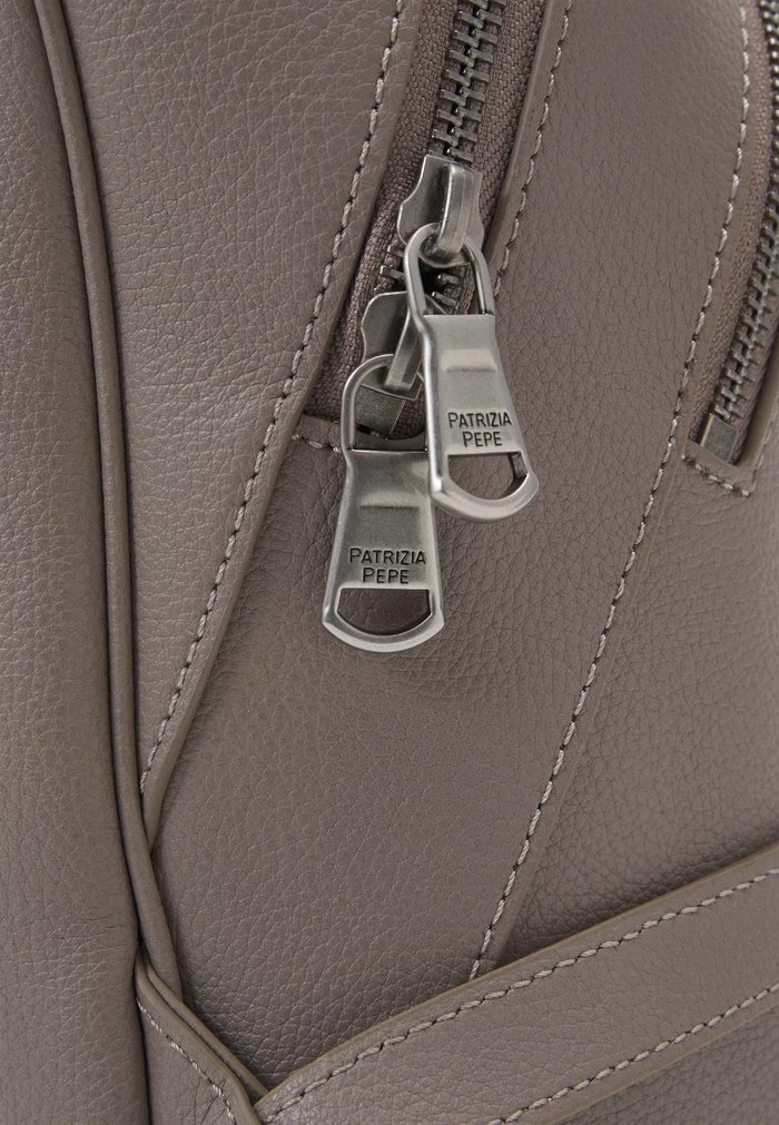 FLY BACKPACK - Rucksack - dark tatami Patrizia Pepe FLY BACKPACK - Rucksack - Dark Tatami -Patrizia Pepe Shop 1c5520ff5fbb4d65a677c80b91eb82c2