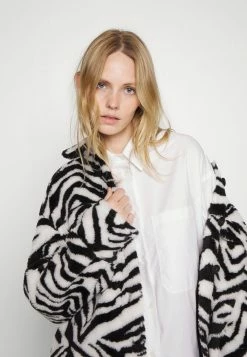 Patrizia Pepe JACKET - Winter Coat - Black/white -Patrizia Pepe Shop 27285402b0304f30bdcc6c5aca5ebdb3