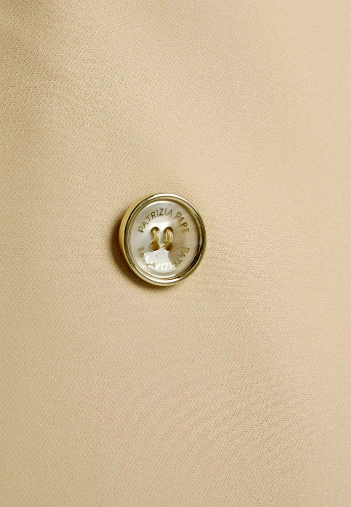 Trenchcoat - triking beige Patrizia Pepe Trenchcoat - Triking Beige -Patrizia Pepe Shop 433e43d2d0064f0da15b1f9a8ba687a7