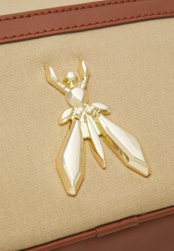 FLY CAMERA CASE - Across body bag - deep ocean sand Patrizia Pepe FLY CAMERA CASE - Across Body Bag - Deep Ocean Sand -Patrizia Pepe Shop 9332567f84914d85af8d12e21e456416