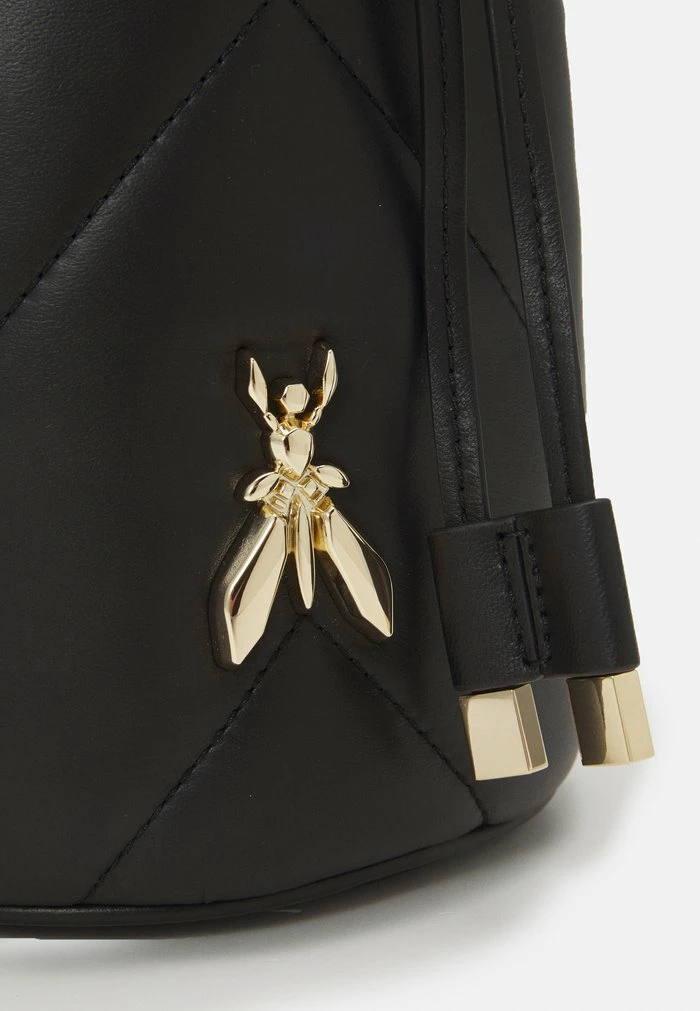 FLY PADDED BUCKET - Handbag - nero Patrizia Pepe FLY PADDED BUCKET - Handbag - Nero -Patrizia Pepe Shop b121a0a13b2a4680a0b6b568a4bcb0b1