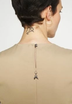 Patrizia Pepe DRESS - Shift Dress - Triking Beige -Patrizia Pepe Shop b76ca7b0abce498bb73ae6719e3ff754