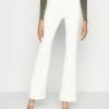 Patrizia Pepe PANTALONI TROUSERS - Bootcut Jeans - Bianco 1 Patrizia Pepe PANTALONI TROUSERS - Bootcut Jeans - Bianco -Patrizia Pepe Shop d69b2f5e1c934b6f821acc04eed4455e